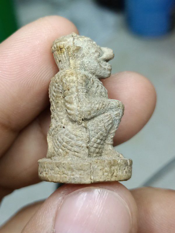 หนุมานชมภูนุช หลวงปู่หมุนปลุกเสก ปี 43 ลงทองกรรมการ เนื้อผงพุทธคุณหลังฝังพลอย พุทธาภิเษก 5 พิธีใหญ่