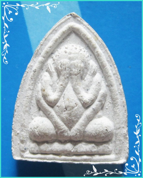 ..ลพ.ทัย วัดเกาะตาพุด พระปิดตามหาอุด พิมพ์กลีบบัว เนื้อผงเก่าๆ หลังยันต์ ปี 40..