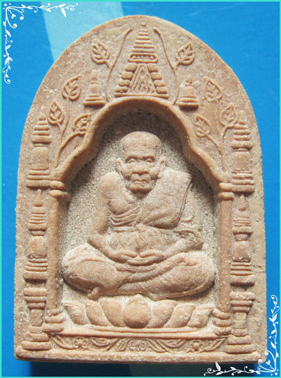 ..ลป.บุญตา วัดคลองเกตุ ลพ.ทวด วัดช้างไห้ พระพิมพ์ เต็มองค์ นั่งซุ้มกนก เนื้อผงเก่าๆ หลังยันต์ ปี 40.