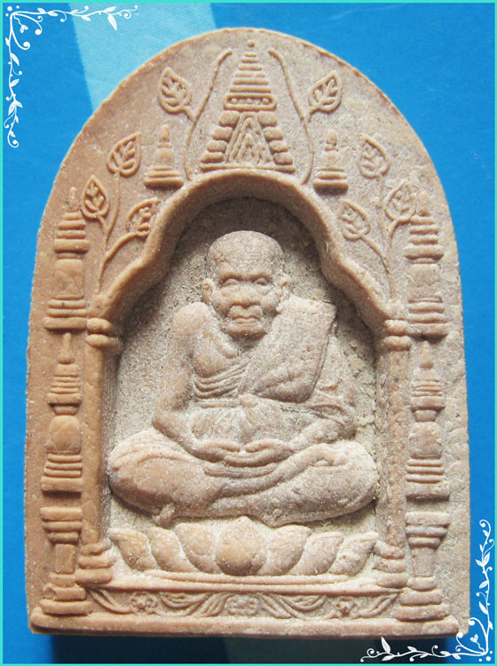 ..ลป.บุญตา วัดคลองเกตุ ลพ.ทวด วัดช้างไห้ พระพิมพ์ เต็มองค์ นั่งซุ้มกนก เนื้อผงเก่าๆ หลังยันต์ ปี 40.