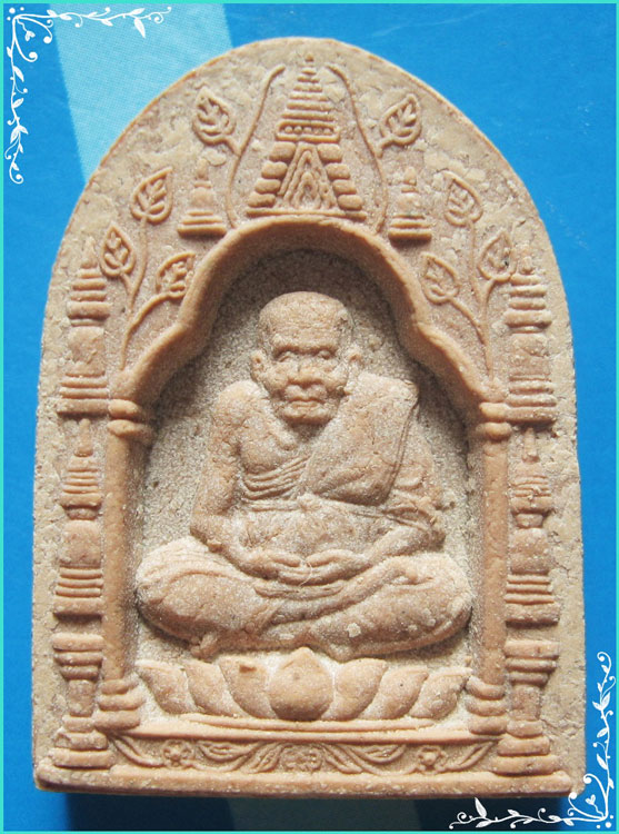 ..ลป.บุญตา วัดคลองเกตุ ลพ.ทวด วัดช้างไห้ พระพิมพ์ เต็มองค์ นั่งซุ้มกนก เนื้อผงเก่าๆ หลังยันต์ ปี 40.