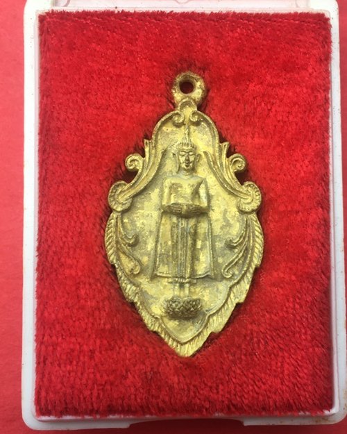 เหรียญหล่อใบสาเก ลพ.บ้านแหลม ปี 2538 สภาพสวย พร้อมกล่องเดิม