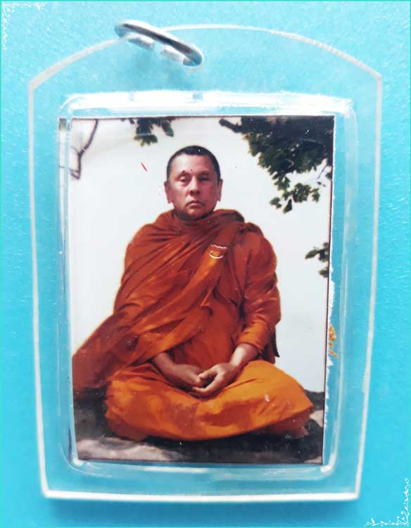 ..ลพ.ใจ วัดพระยาญาติ รูปถ่ายสี เต็มองค์ หลัง เลี่ยมจีวร รุ่น อายุ 5 รอบ ปี 51 เลี่ยมเก่า ตอกโค้ด..