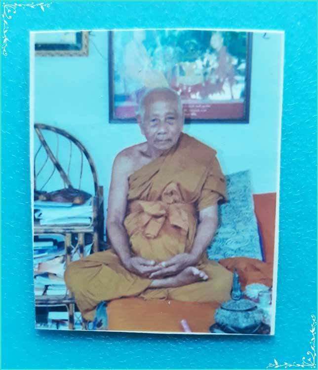 ..อ.ทอง วัดสำเภาเชย รูปถ่ายสี นั่งเต็มองค์ 1 นิ้ว กระดาษ หลังเรียบ..