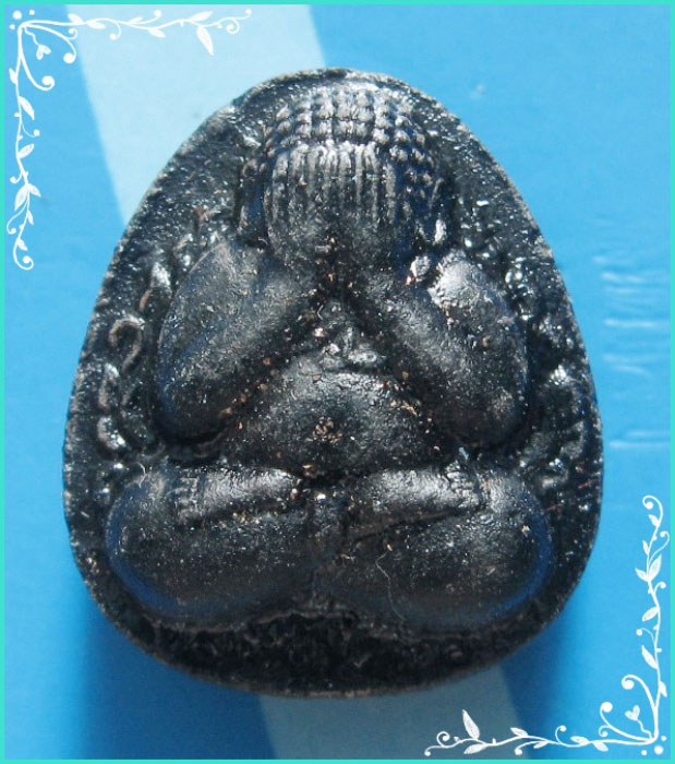 ..ลป.เมตตา วัดโพธิ์เลื่อน ปท. พระปิดตามหาลาภ ข้างกนก เนื้อผงจุ่มรัก หลังเรียบ พิมพ์เล็ก..