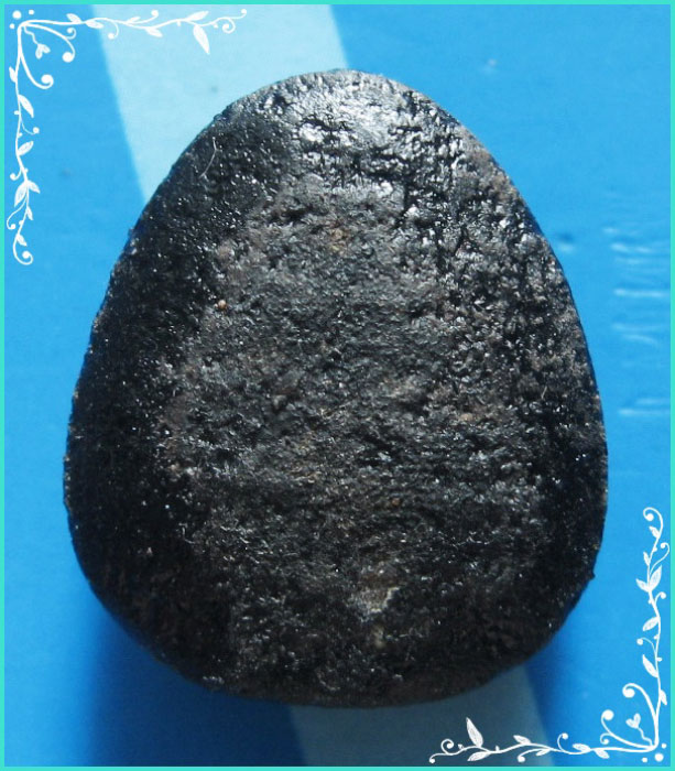 ..ลป.เมตตา วัดโพธิ์เลื่อน ปท. พระปิดตามหาลาภ ข้างกนก เนื้อผงจุ่มรัก หลังเรียบ พิมพ์เล็ก..