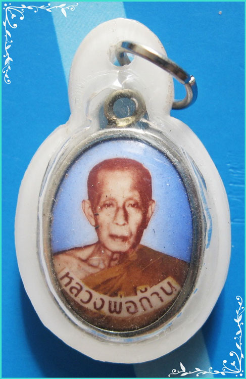 ..ลพ.ก้าน วัดห้วยใหญ่ ชบ. ล็อคเก็ต ฉากฟ้า ครึ่งองค์ หลังยันต์ เลี่ยมเก่า..