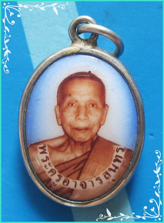 ..ลป.เหล็ง วัดโคกเพลาะ ชบ. ล็อคเก็ต ฉากฟ้า ครึ่งองค์ หลังยันต์น้ำเต้า..