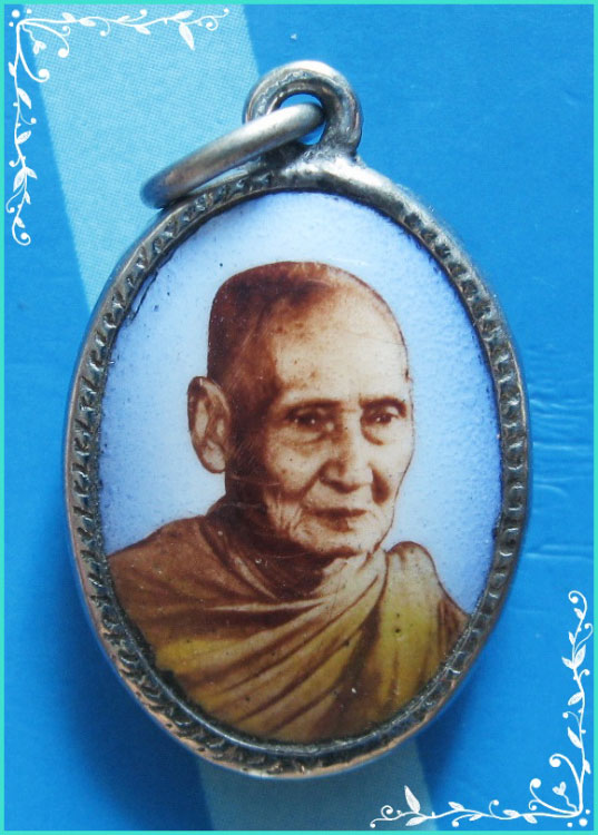 ..ลป.เหมือน วัดกำแพง ชบ. ล็อคเก็ตฉากฟ้า ครึ่งองค์ หันข้าง หลังยันต์..