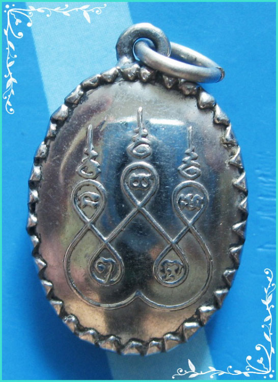 ..ลป.เหมือน วัดกำแพง ชบ. ล็อคเก็ตฉากฟ้า ครึ่งองค์ หันข้าง หลังยันต์..