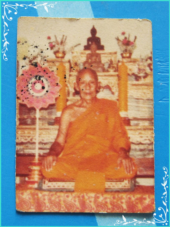 ..ลป.ฮวด วัดหัวถนนใต้ นว. รูปถ่ายสี เต็มองค์ ข้างพัดยศ หลังยันต์ตรายาง ขนาด 1 นิ้ว ปี 14..