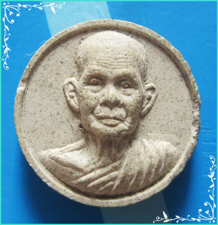 ..ลป.มัง วัดเทพกุญชร ลบ. พระผง พิมพ์ครึ่งองค์ จันทร์ลอย เนื้อผงเก่าๆ หลังยันต์ รุ่นอังคารมงคล..