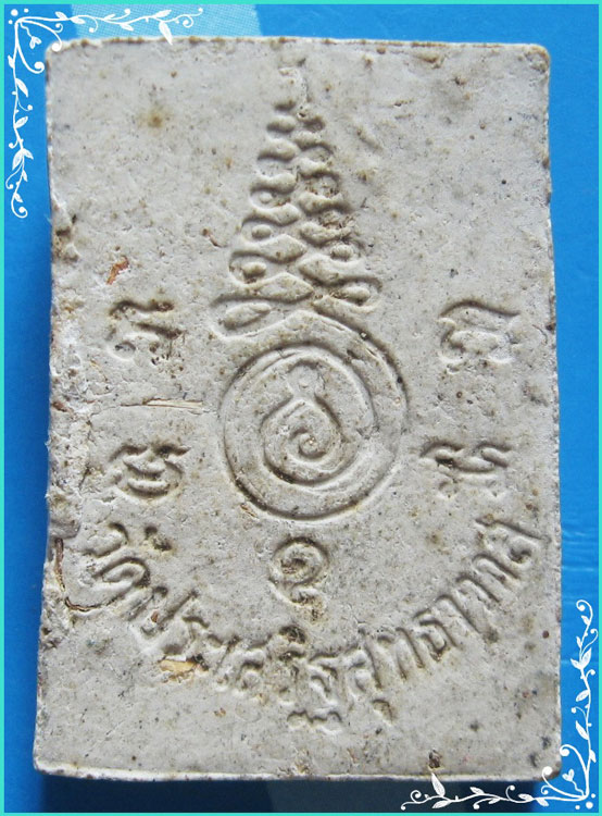 ..ลป.ผลิ วัดประเสริฐสุทธาวาส กทม พระผงรูปเหมือน ครึ่งองค์เนื้อผงเก่าๆ หลังยันต์จม (หน้าทาทอง)..