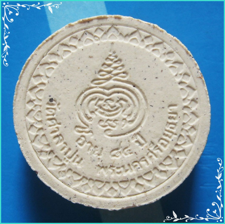 ..ลป.สวัสดิ์ วัดศาลาปูน อย. พระผงรูปเหมือน พิมพ์ครึ่งองค์ จันทร์ลอย เนื้อผงเก่าๆ หลังยันต์ ปี 44..