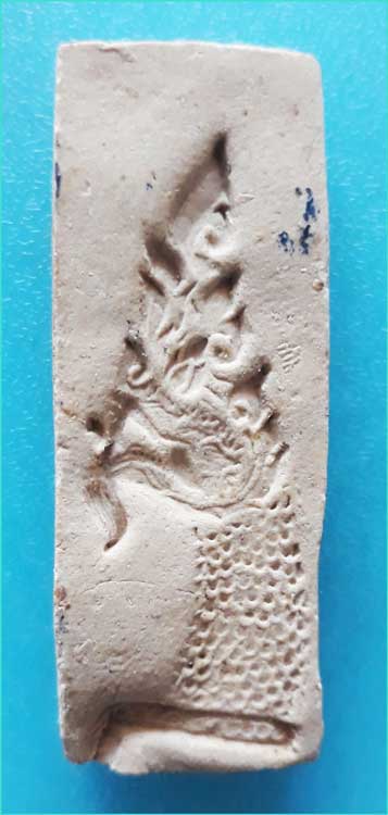 ..ลป.แก้ว วัดสะพานไม้แก่น พระพุทธลีลา ประทานพร เนื้อผงเก่าๆ หลัง พญานาค ผงสีขาว..