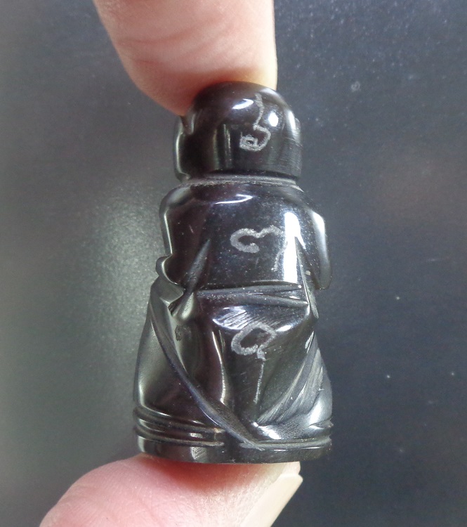 หนุมานแกะจากเขาควาย ขนาดความสูง 1.5 นิ้ว มีรอยจารมือรอบๆองค์ สวยครับ