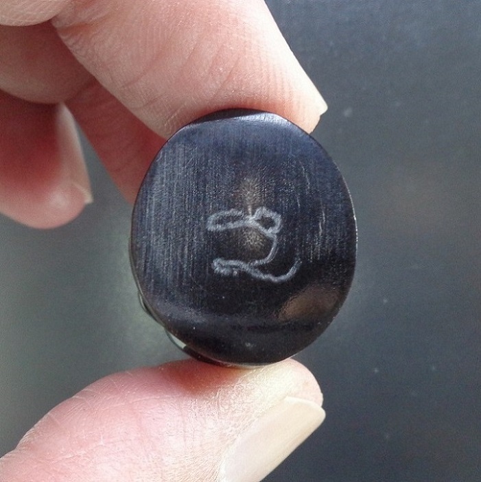 หนุมานแกะจากเขาควาย ขนาดความสูง 1.5 นิ้ว มีรอยจารมือรอบๆองค์ สวยครับ