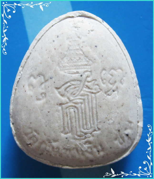 ..ลพ.คล้อย วัดถ้ำเขาเงิน ชพ. พระปิดตามหาลาภ เนื้อผงเก่าๆ หลัง สธ. ปี 37 ผงสีขาว มีกระเทาะ..