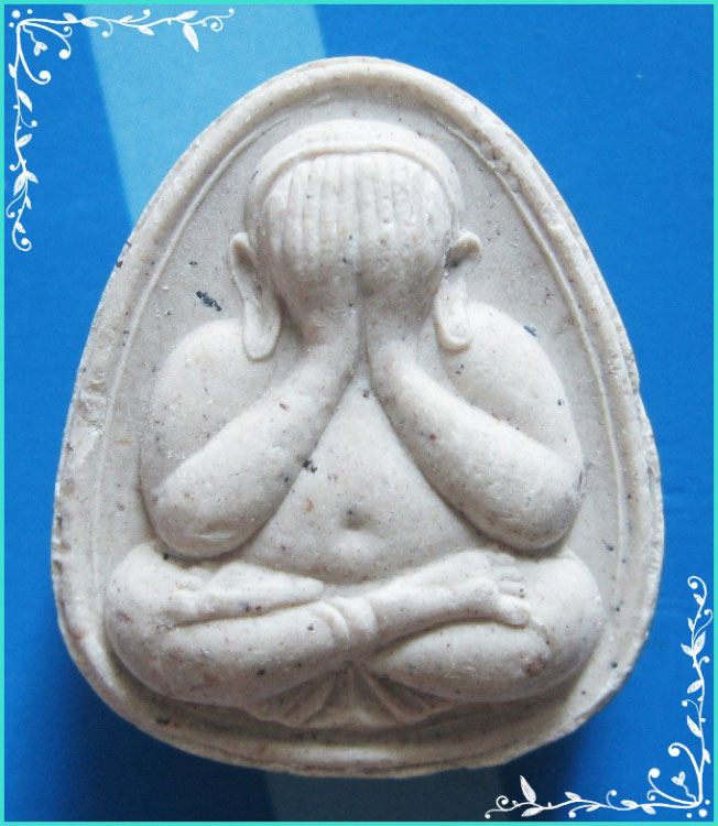 ..ลพ.คล้อย วัดถ้ำเขาเงิน ชพ. พระปิดตามหาลาภ เนื้อผงเก่าๆ หลัง สธ. ปี 37 ผงสีขาว มีกระเทาะ..