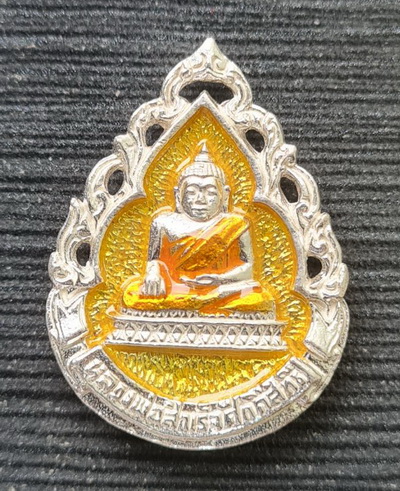 ลายฉลุหลวงพ่อสำเร็จศักดิ์สิทธฺ์ ๖๔ เสกสองวาระ..เงินลงยาเหลือง..วัดตลิ่งชัน จ.สระบุรี / ส่ง ems