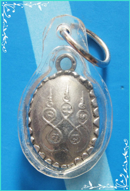 ..ลป.โพธิ์ วัดพระศรีรัตนมหาธาตุ สพ. ล็อคเก็ตจิ๋ว ฉากฟ้า ครึ่งองค์ หลังยันต์ เลี่ยมเดิม..