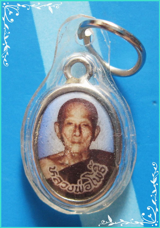 ..ลป.โพธิ์ วัดพระศรีรัตนมหาธาตุ สพ. ล็อคเก็ตจิ๋ว ฉากฟ้า ครึ่งองค์ หลังยันต์ เลี่ยมเดิม..