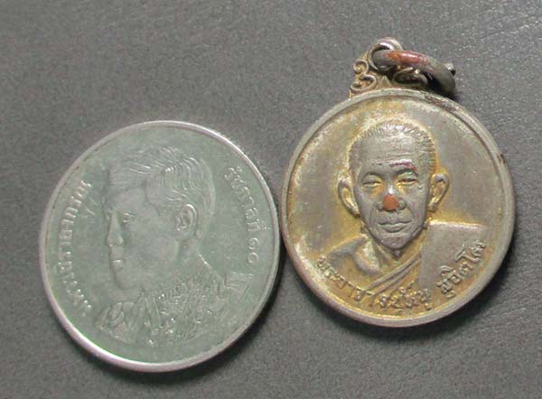 เหรียญอาจารย์หนู  วัดดอยแม่ปั๋ง  ปี19   กะไหล่ทอง