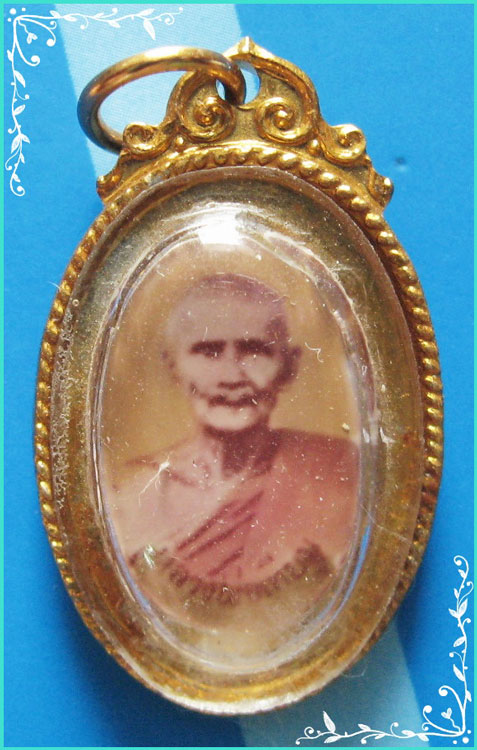 ..ลพ.เทียม วัดกษัตราธิราช อย. ล็อคเก็ตสีซีเปีย ครึ่งองค์ กะไหล่ทอง หลังยันต์..