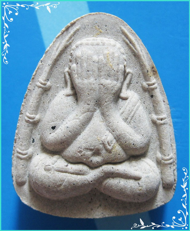 ..ลพ.เอียด วัดไผ่ล้อม อย. พระปิดตามหาลาภรุ่นแรก เนื้อผงผสมเกศา หลังยันต์ ปี 44 ฝังตะกรุดเงิน..