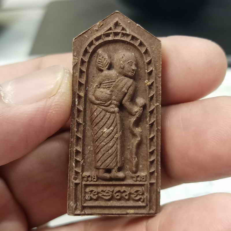 พระผงสีวลี หลังยันต์ห้า รุ่นแรก ทีมพี่เสือสร้าง หลวงพ่อรวย วัดมาบตะพุด จ.ระยอง ปี 2566 เนื้อชานหมาก