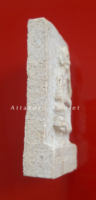 พระผงผสมยาสูบ หลวงพ่อคูณ วัดบ้านไร่ หลังปิดตา (พิมพ์ใหญ่) สร้างปี 2535