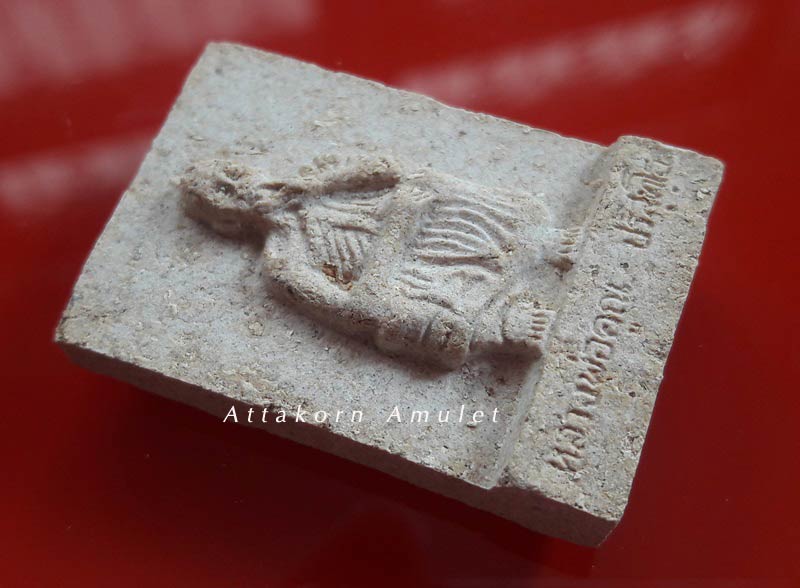 พระผงผสมยาสูบ หลวงพ่อคูณ วัดบ้านไร่ หลังปิดตา (พิมพ์ใหญ่) สร้างปี 2535