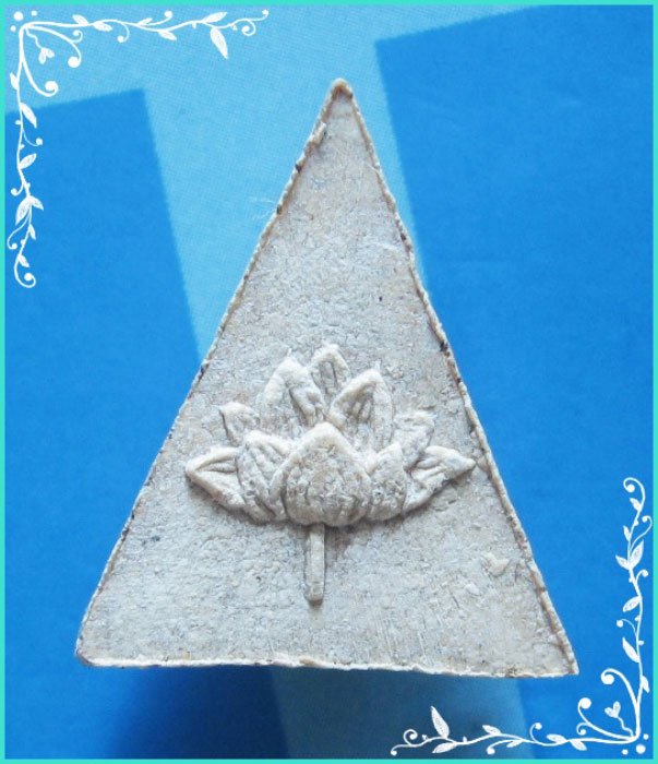 ..ลพ.ชำนาญ วัดบางกุฎีทอง ปท. พระนางพญาบัวบาน เนื้อผงเก่าๆ หลัง ดอกบัว..