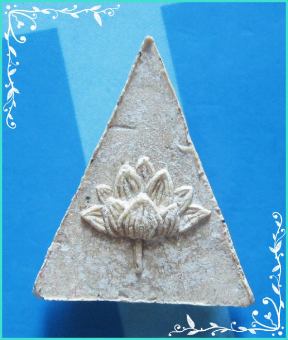 ..ลพ.ชำนาญ วัดบางกุฎีทอง ปท. พระนางพญาบัวบาน เนื้อผงเก่าๆ หลัง ดอกบัว..