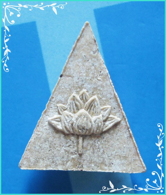 ..ลพ.ชำนาญ วัดบางกุฎีทอง ปท. พระนางพญาบัวบาน เนื้อผงเก่าๆ หลัง ดอกบัว..