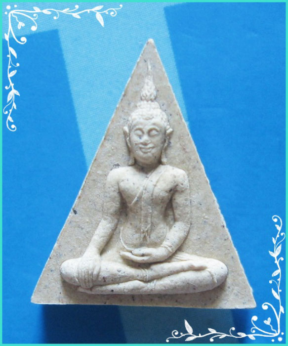 ..ลพ.ชำนาญ วัดบางกุฎีทอง ปท. พระนางพญาบัวบาน เนื้อผงเก่าๆ หลัง ดอกบัว..