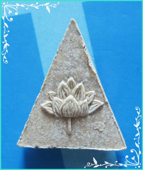 ..ลพ.ชำนาญ วัดบางกุฎีทอง ปท. พระนางพญาบัวบาน เนื้อผงเก่าๆ หลัง ดอกบัว..