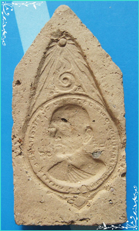 ..ลพ.สืบ วัดกุฎีทอง อย. พระขุนแผนทรงกุมารทอง เนื้อผงผสมดินเผา หลัง กดรูปเหรียญ..