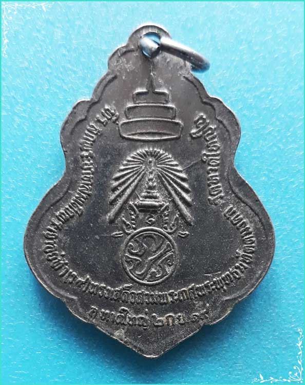 ..วัดหาดใหญ่ใน สงขลา เหรียญ พระประจำวัน พิมพ์เต็มองค์ กะไหล่เงิน หลังยันต์ ภปร. ปี 19..