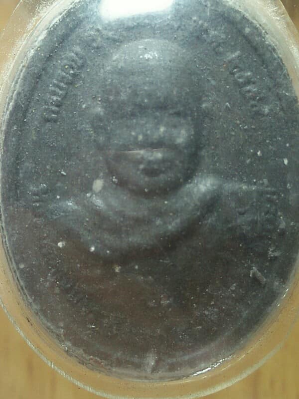 เหรียญหลวงพ่อจำเนียร วัดถ้ำเสือ กระบี่ เนื้อผง เลี่ยมพลาสติก