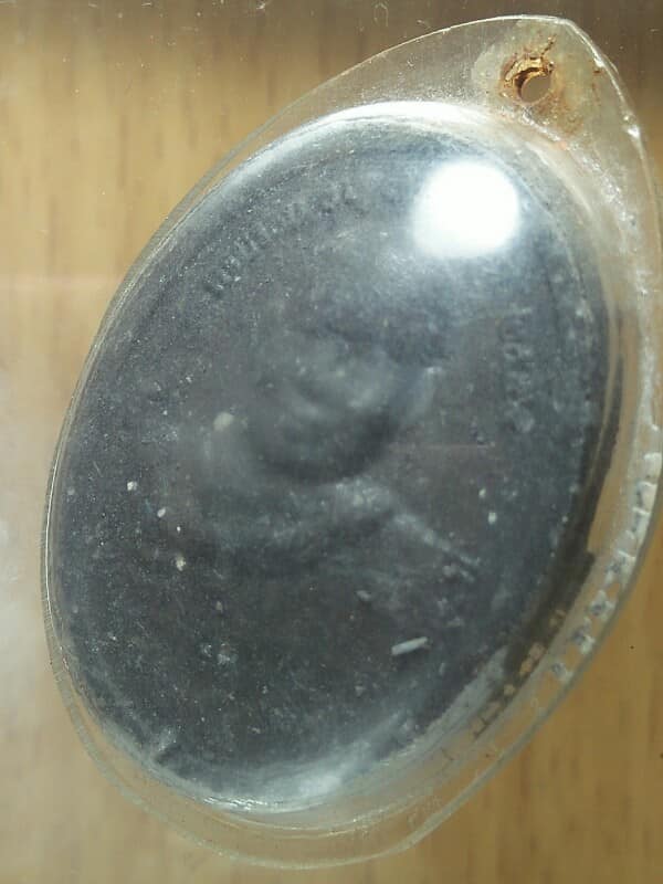 เหรียญหลวงพ่อจำเนียร วัดถ้ำเสือ กระบี่ เนื้อผง เลี่ยมพลาสติก