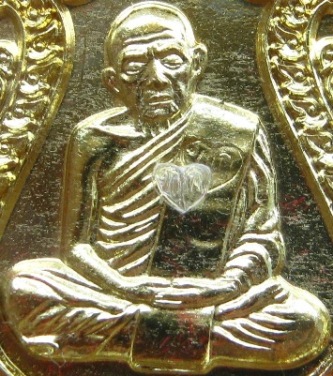เหรียญเสมา ปี2557 วาระ2 เนื้อทองฝาบาตร หมายเลข11908 รุ่นบรรจุหัวใจ หลวงปู่ทิมองค์ใหญ่ พร้อมกล่องเดิม