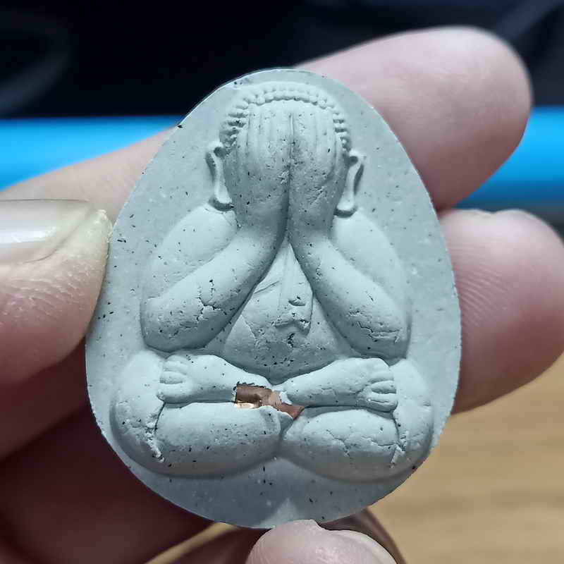 พระปิดตาจัมโบ้ 2 หลวงปู่หมุน วัดบ้านจาน อ.กันทรารมย์ จ.ศรีสะเกษ ปี 2565 เนื้อเทาผงธูป ตะกรุดทองแดง