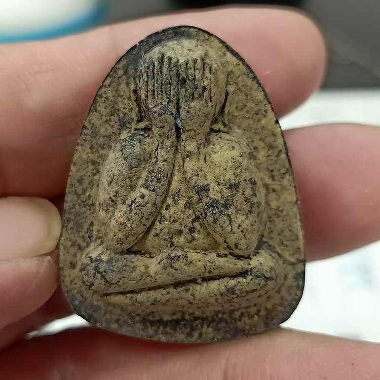 พระผงปิดตารุ่นเงินล้าน หลวงปุ่รอด วัดโคกกรม จ.สุรินทร์ ปี 2565 เนื้อดำใบลานโรยมวลสาร ผงเรืองแสง