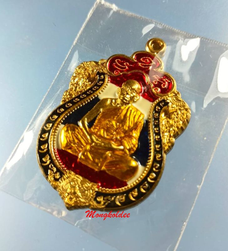 เหรียญเสมาหัวเสือ รุ่นแรก หลวงพ่อรัตน์ วัดป่าหวาย เนื้อสัตะโลหะลงยาสีธงชาติ No.885