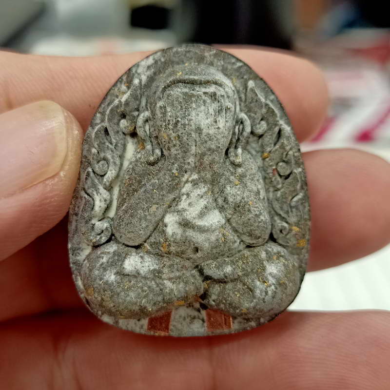 พระปิดตากนกข้างบูชาครู หลวงปู่โต๊ะ ออกโดยหลวงพ่อนงค์ วัดบางน้ำชน ฝั่งธนบุรี จ.กรุงเทพ ปี 2565 เนื้อด