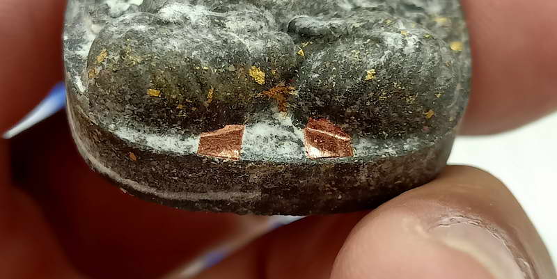 พระปิดตากนกข้างบูชาครู หลวงปู่โต๊ะ ออกโดยหลวงพ่อนงค์ วัดบางน้ำชน ฝั่งธนบุรี จ.กรุงเทพ ปี 2565 เนื้อด