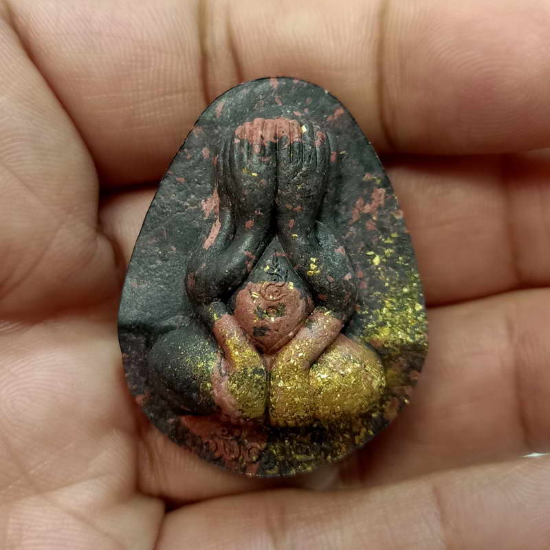 พระปิดตาจัมโบ้ รุ่นเสาร์ 5 หลวงพ่อพัฒน์ วัดห้วยด้วน จ.นครสวรรค์ เนื้อดำอมชมพู โรยผงตะไบมวลสาร