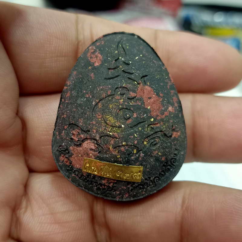 พระปิดตาจัมโบ้ รุ่นเสาร์ 5 หลวงพ่อพัฒน์ วัดห้วยด้วน จ.นครสวรรค์ เนื้อดำอมชมพู โรยผงตะไบมวลสาร