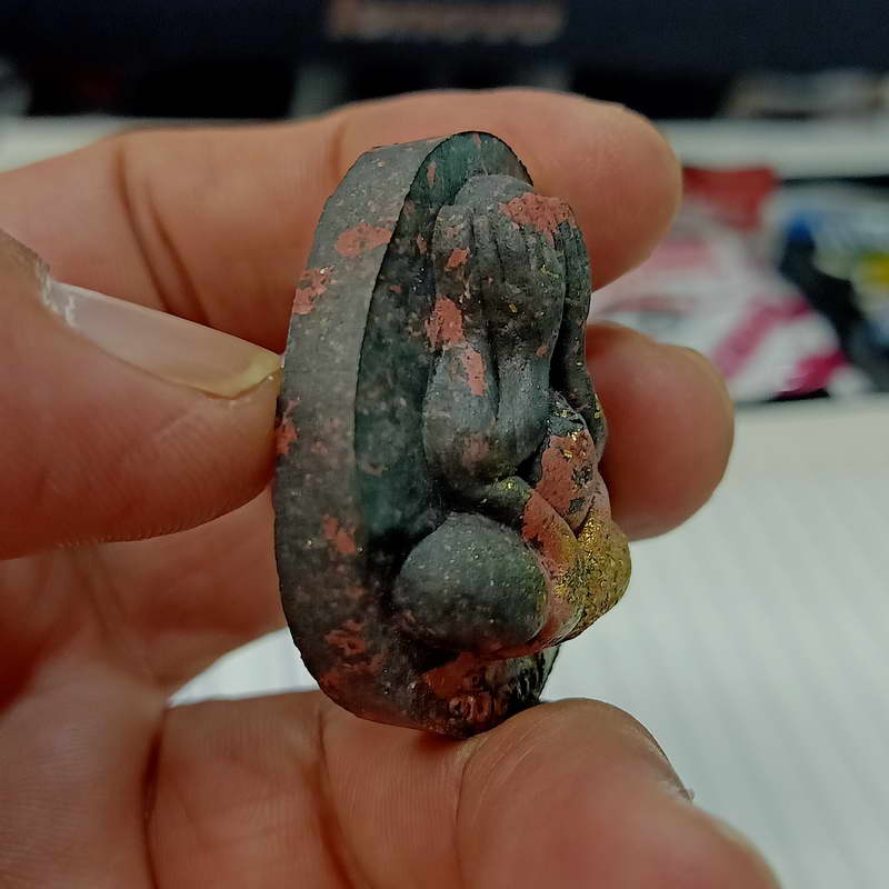 พระปิดตาจัมโบ้ รุ่นเสาร์ 5 หลวงพ่อพัฒน์ วัดห้วยด้วน จ.นครสวรรค์ เนื้อดำอมชมพู โรยผงตะไบมวลสาร